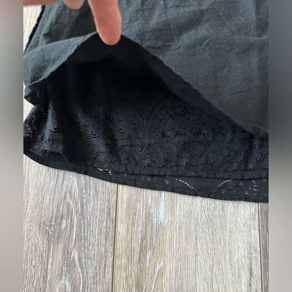 🛍️ Hollister  Black Lace with line sleeveless top great condition. - Picture 5 of 7